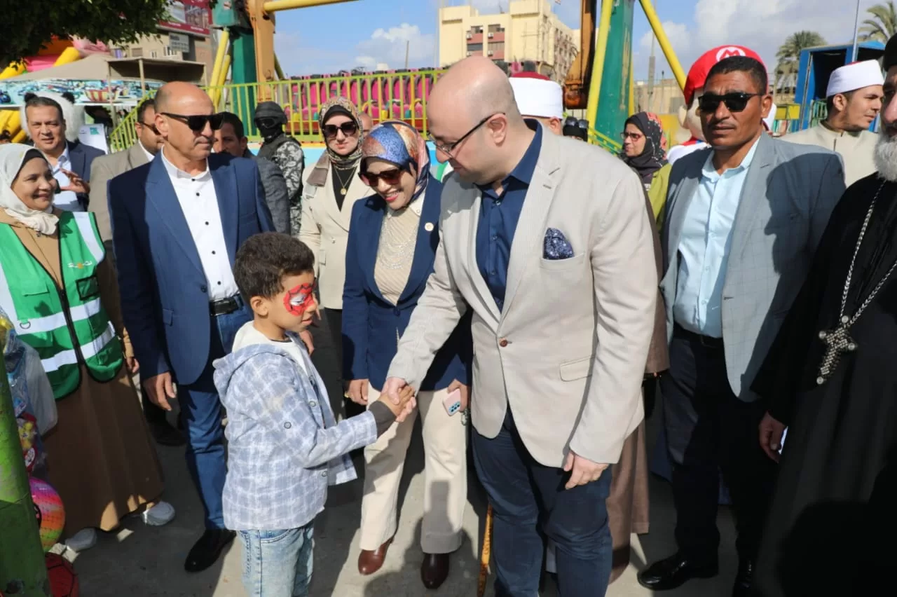 محافظ بني سويف يشارك أطفال دور الأيتام يومًا ترفيهيًا في اليوم العالمي للتطوع 17 - جريدة المساء