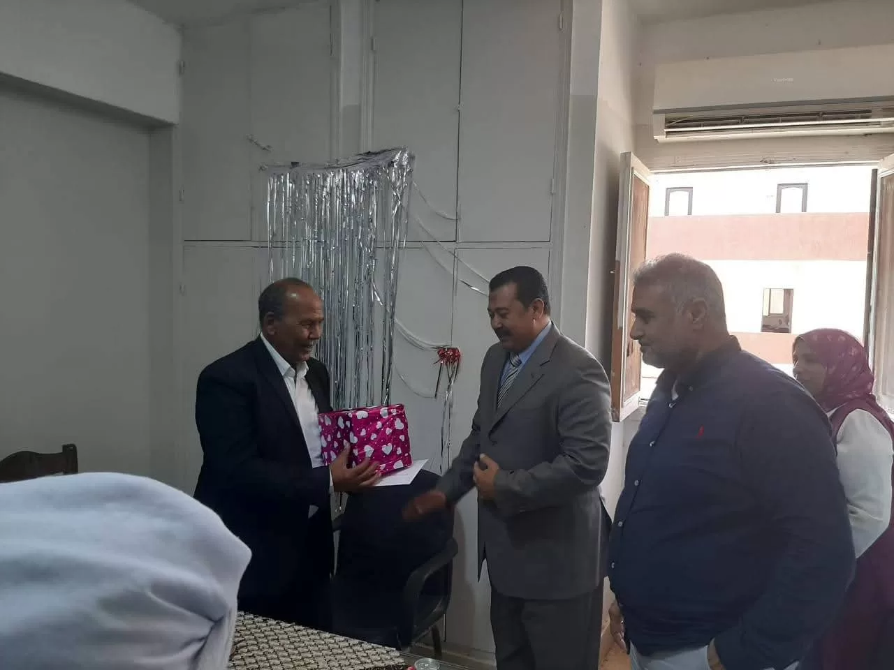 رئيس مدينة سفاجا يعقد اللقاء الدوري مع المواطنين.. ويكرّم العاملين المحالين إلى المعاش 21 - جريدة المساء