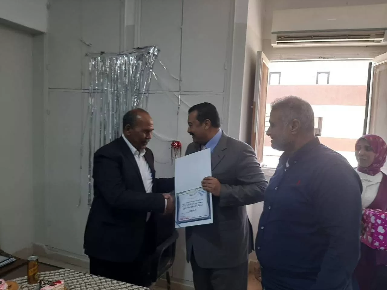 رئيس مدينة سفاجا يعقد اللقاء الدوري مع المواطنين.. ويكرّم العاملين المحالين إلى المعاش 26 - جريدة المساء رئيس مدينة سفاجا يعقد اللقاء الدوري مع المواطنين.. ويكرّم العاملين المحالين إلى المعاش 25 - جريدة المساء