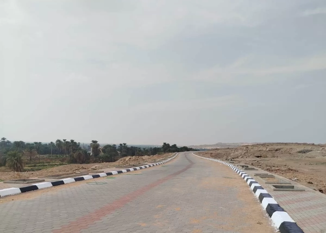 المحافظ يتابع أعمال رصف طريق الكورنيش الجديد بقرية أبوهور بنصر النوبة 19 - جريدة المساء
