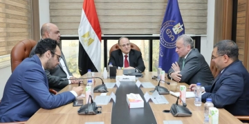 رئيس هيئة الدواء وممثلي شركة «داف»  لمتابعة مشروعات التتبع الدوائي والتحول الرقمي 1 - جريدة المساء