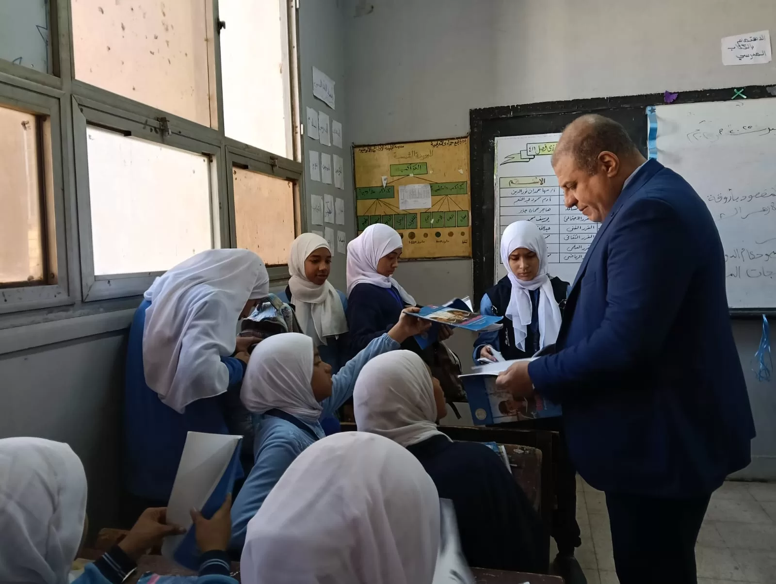 وكيل تعليم قنا يحيل مدير مدرسة ووكيلين للتحقيق 25 - جريدة المساء