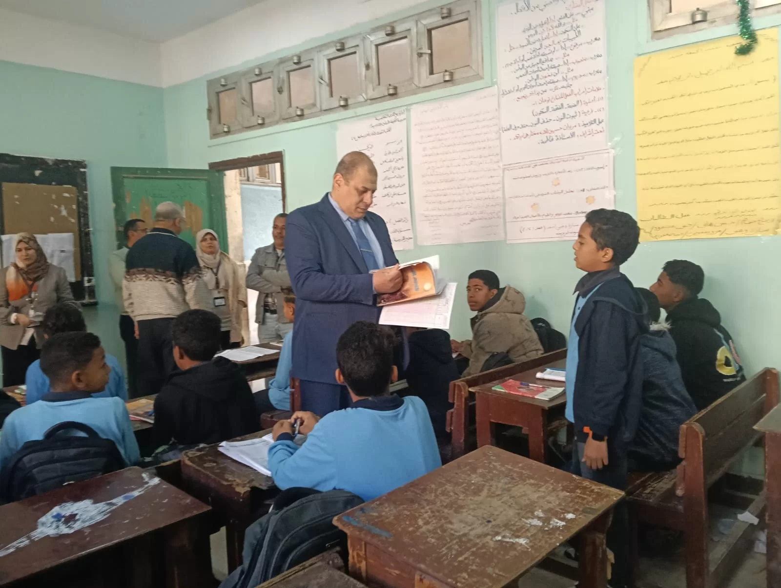 وكيل تعليم قنا يحيل مدير مدرسة ووكيلين للتحقيق 27 - جريدة المساء