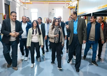 وزيرتا التخطيط والتنمية الاقتصادية والتعاون الدولي و التنمية المحلية ومحافظ سوهاج يتفقدون المنطقة الصناعية غرب جرجا ويزورن مصنع الكومبريسور 19 - جريدة المساء