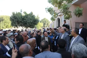 محافظ المنيا يلتقي أهالي البرشا..ويكتب بيده طلب مساعدة عاجلة 21 - جريدة المساء