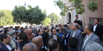 محافظ المنيا يلتقي أهالي البرشا..ويكتب بيده طلب مساعدة عاجلة 1 - جريدة المساء