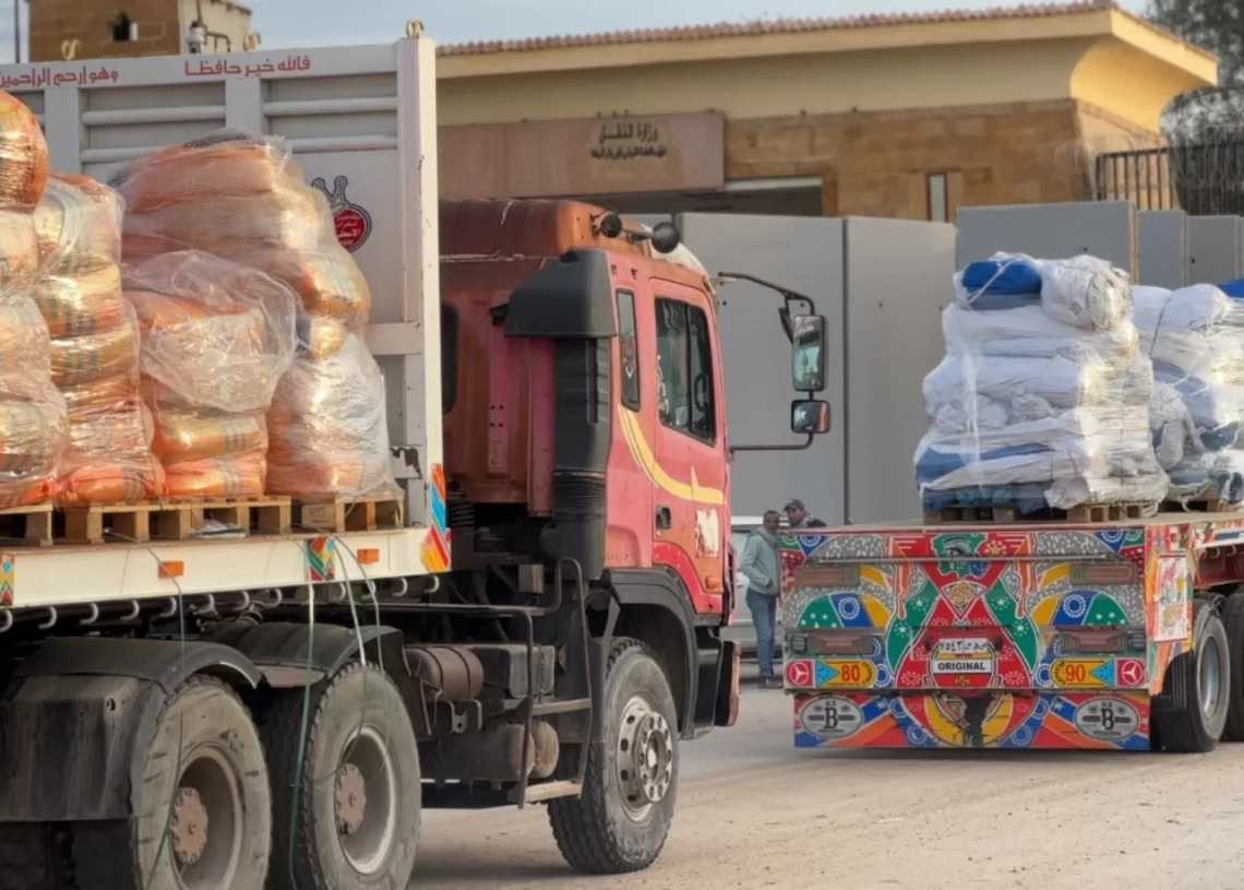 الهلال الأحمر يمُد غزة بسلال غذائية وبطاطين وملابس شتوية 27 - جريدة المساء