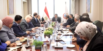 تنفيذا لتوجيهات الرئيس عبد الفتاح السيسي..وزير الصحة بحث مع قيادات الوزارة دعم وتمكين توطين الصناعات الدوائية في مصر 1 - جريدة المساء