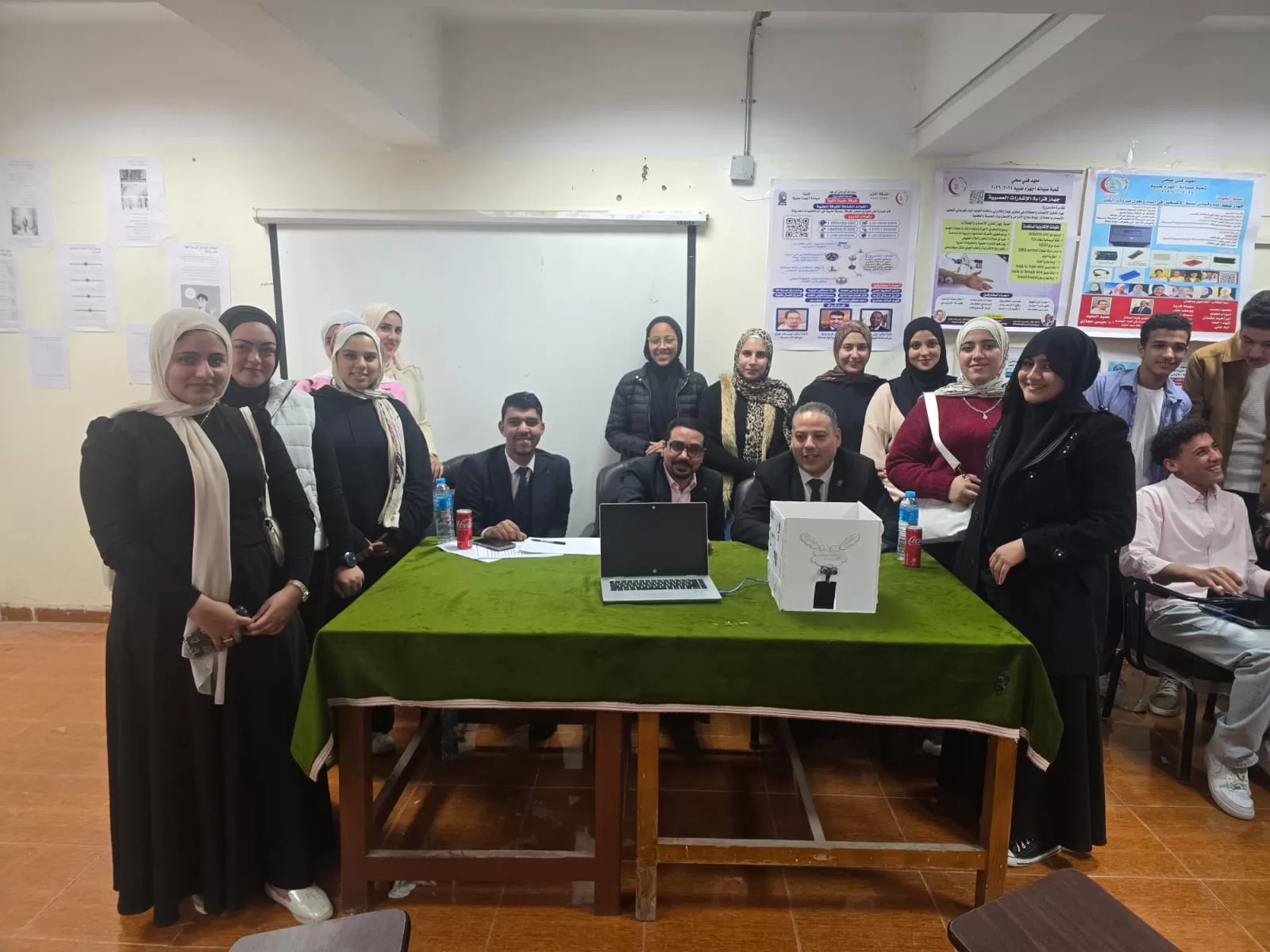 جامعة قنا تناقش المشروعات العملية لطلاب شعبة صيانة الأجهزة الطبية بالمعهد الفني الصحي 59 - جريدة المساء