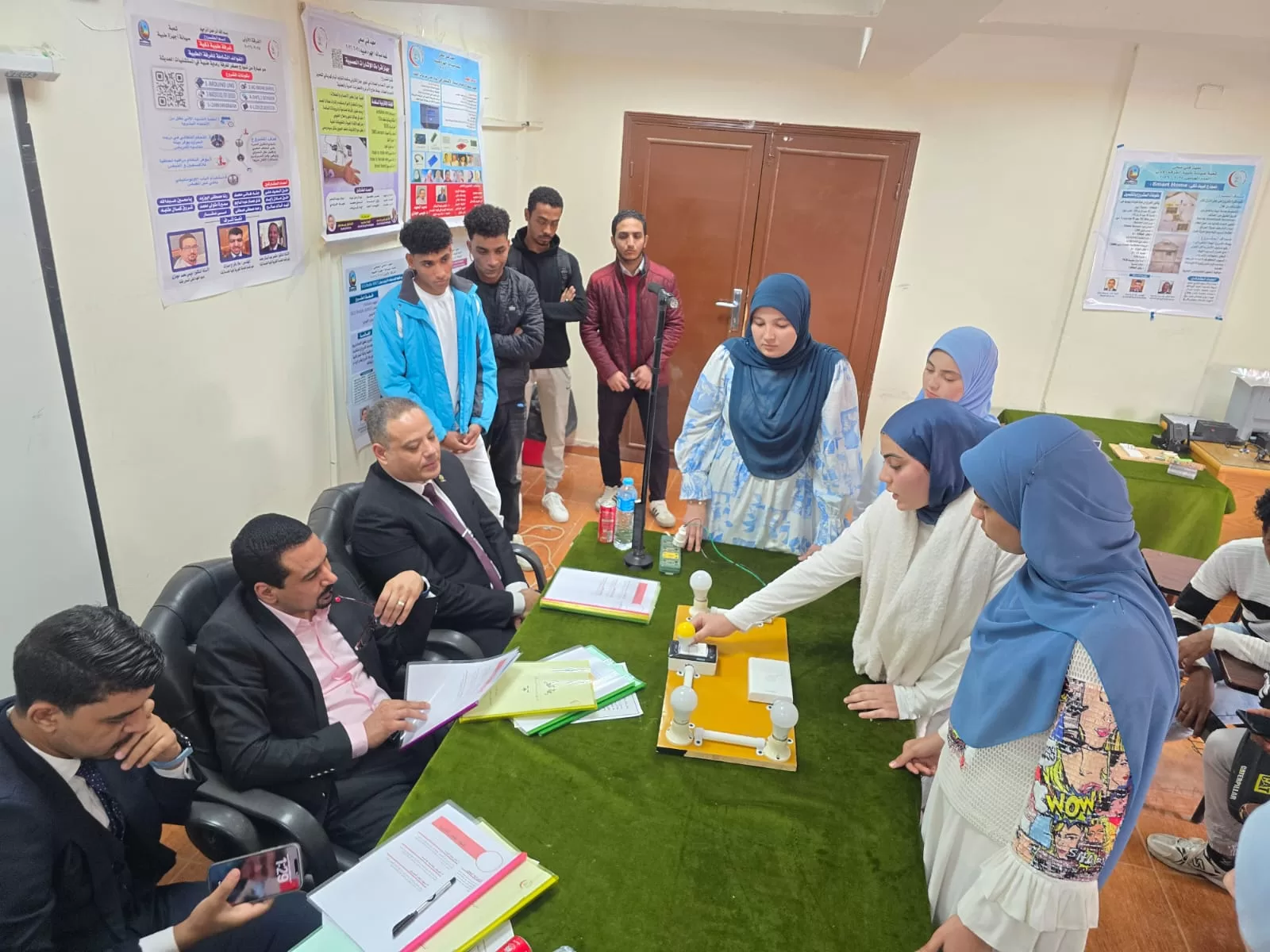 جامعة قنا تناقش المشروعات العملية لطلاب شعبة صيانة الأجهزة الطبية بالمعهد الفني الصحي 51 - جريدة المساء