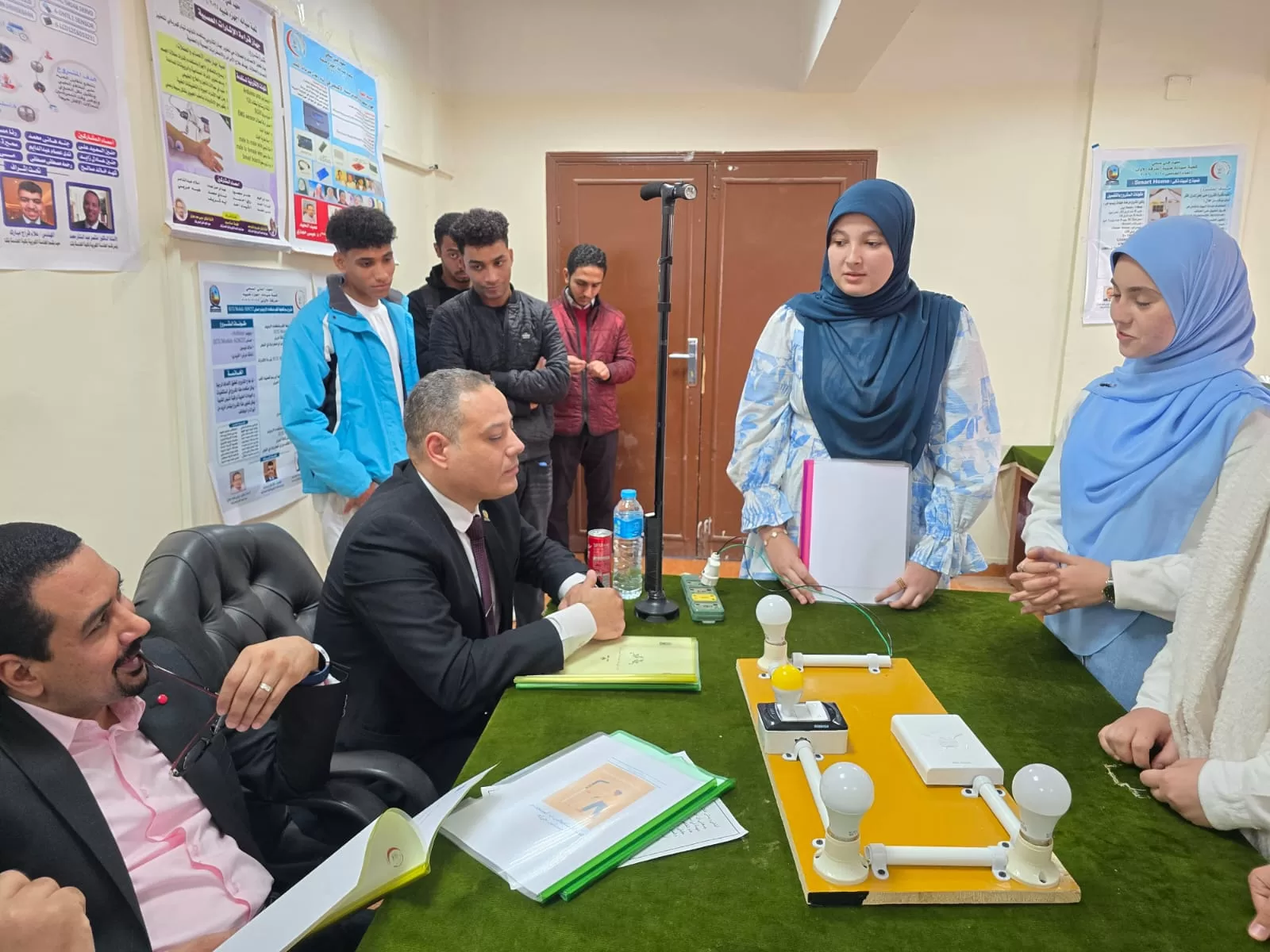 جامعة قنا تناقش المشروعات العملية لطلاب شعبة صيانة الأجهزة الطبية بالمعهد الفني الصحي 21 - جريدة المساء