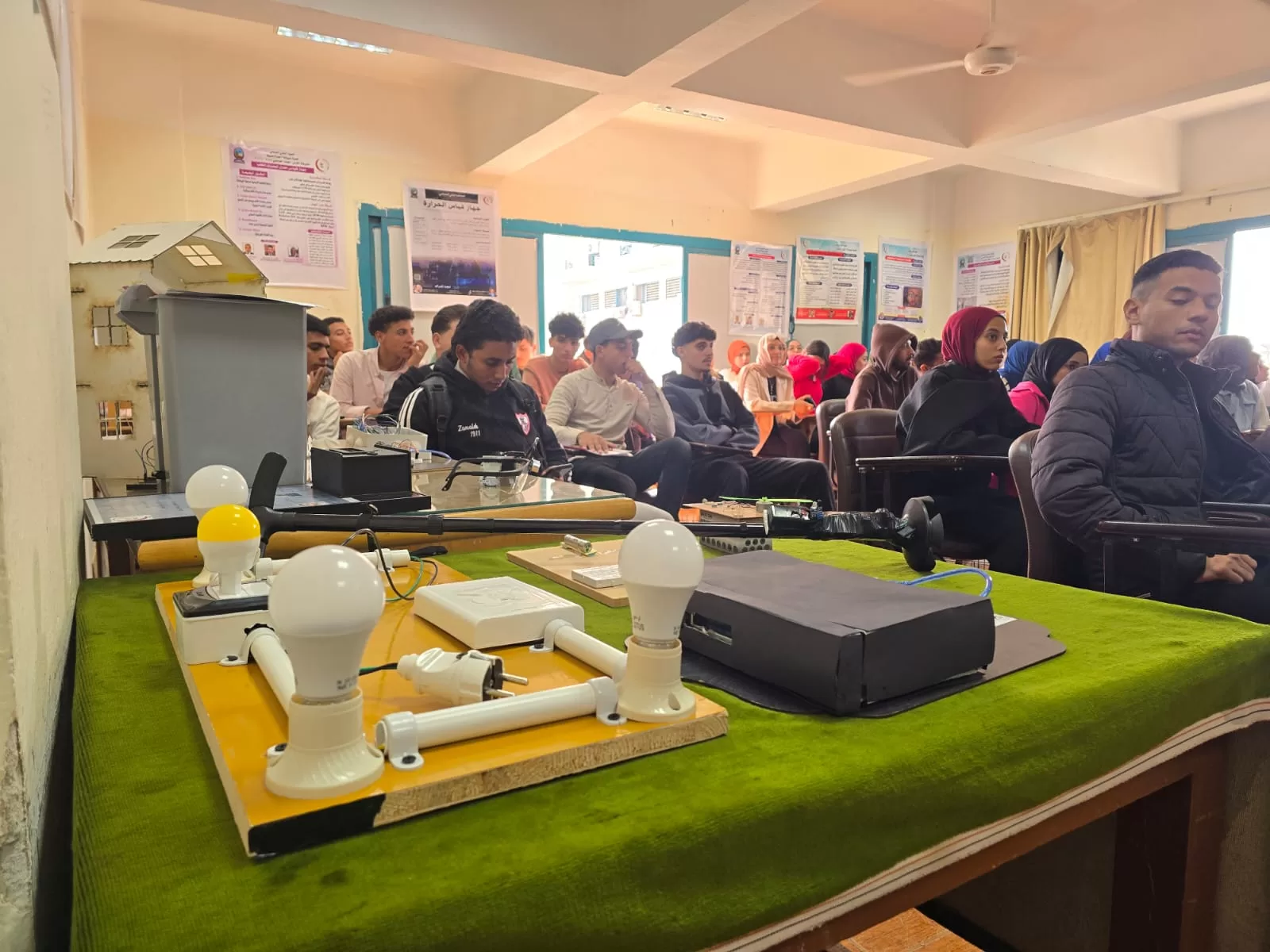 جامعة قنا تناقش المشروعات العملية لطلاب شعبة صيانة الأجهزة الطبية بالمعهد الفني الصحي 45 - جريدة المساء