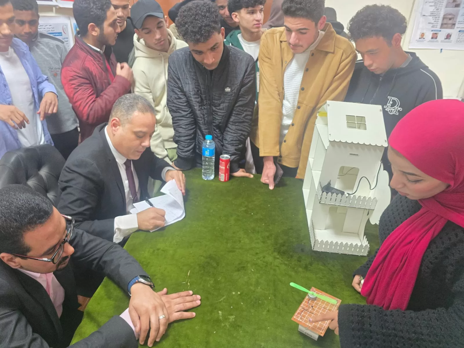 جامعة قنا تناقش المشروعات العملية لطلاب شعبة صيانة الأجهزة الطبية بالمعهد الفني الصحي 61 - جريدة المساء