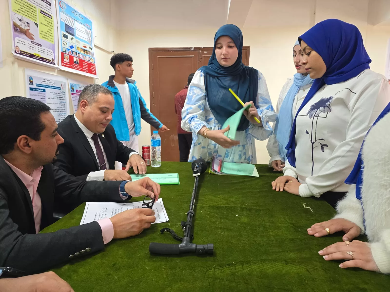 جامعة قنا تناقش المشروعات العملية لطلاب شعبة صيانة الأجهزة الطبية بالمعهد الفني الصحي 49 - جريدة المساء