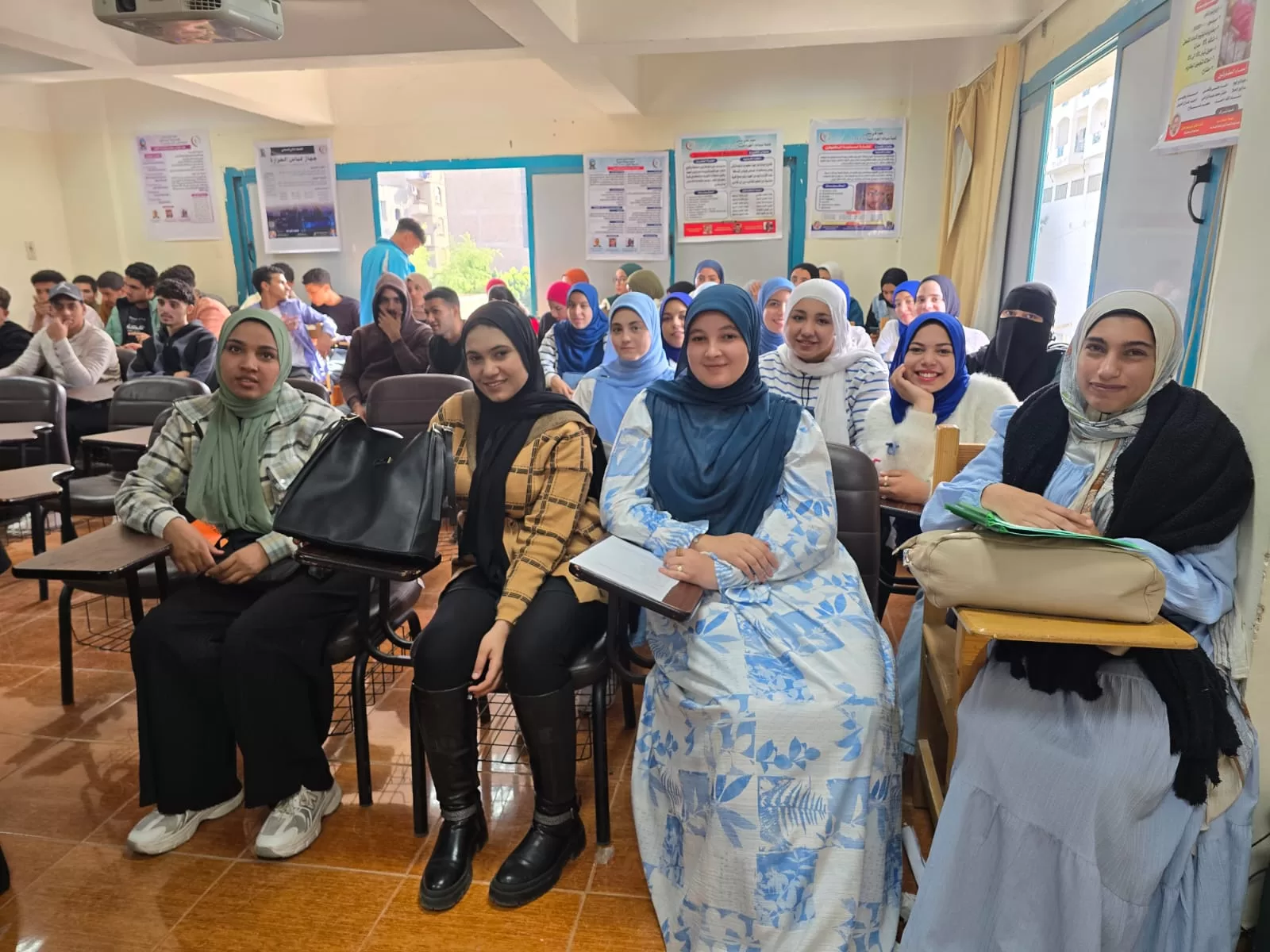 جامعة قنا تناقش المشروعات العملية لطلاب شعبة صيانة الأجهزة الطبية بالمعهد الفني الصحي 37 - جريدة المساء