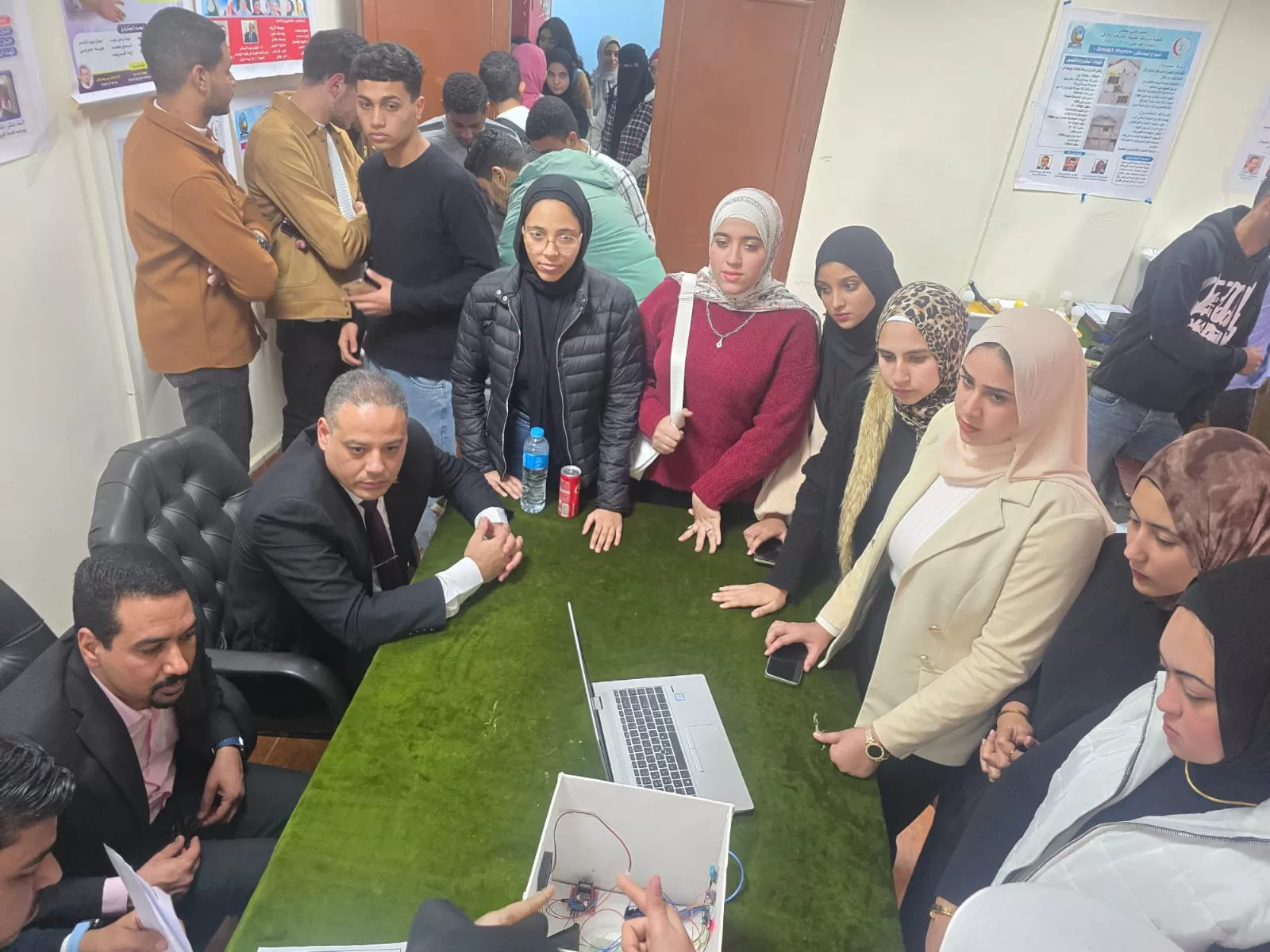 جامعة قنا تناقش المشروعات العملية لطلاب شعبة صيانة الأجهزة الطبية بالمعهد الفني الصحي 57 - جريدة المساء