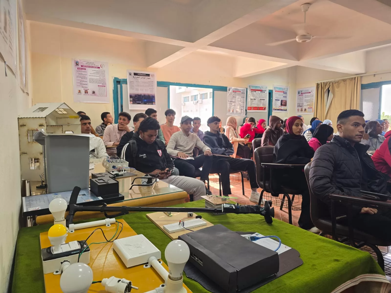 جامعة قنا تناقش المشروعات العملية لطلاب شعبة صيانة الأجهزة الطبية بالمعهد الفني الصحي 33 - جريدة المساء