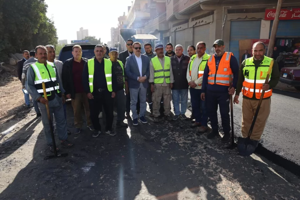 محافظ المنوفية يتفقد رصف طريق «طنبدي - شبين » باستثمارات 15 مليون جنيه و يأمر بتوزيع مساعدات عينية على العمال 20 - جريدة المساء