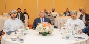وزير الصناعة والنقل يزور ميناء صحار العماني للتعرف على القدرات التصنيعية بالمنطقة ومقومات ولوجستيات الميناء 1 - جريدة المساء
