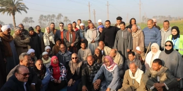 كدواني يجلس على الأرض وسط الفلاحين: التواصل الإنساني أساس التنمية الزراعية 2 - جريدة المساء كدواني يجلس على الأرض وسط الفلاحين: التواصل الإنساني أساس التنمية الزراعية 1 - جريدة المساء