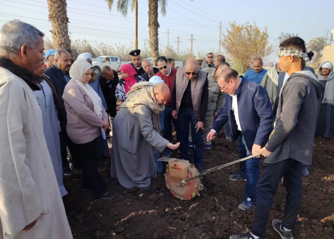 «ذهب مصر الأصفر» ينمو على أحدث الطرق.. محافظ المنيا يتابع زراعة القمح ببردنوها 19 - جريدة المساء