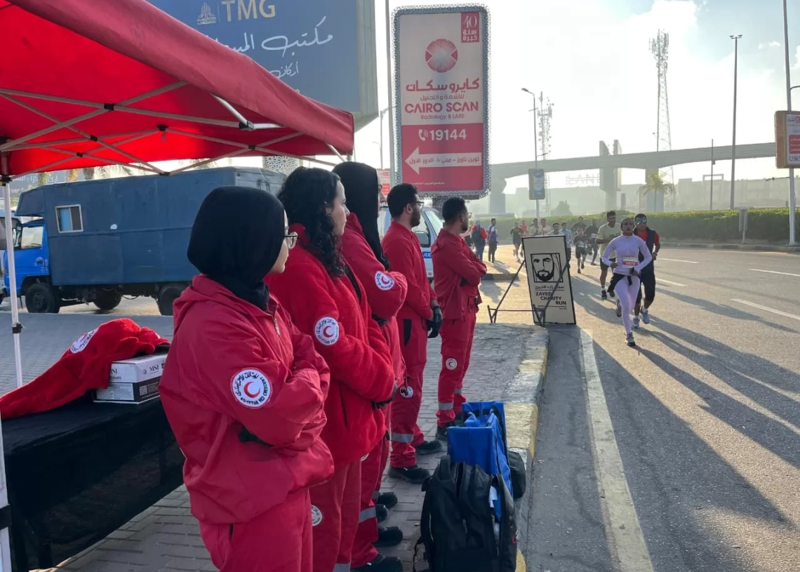 فرق الهلال الأحمر تنتشر لتأمين ماراثون زايد الخيري 18 - جريدة المساء