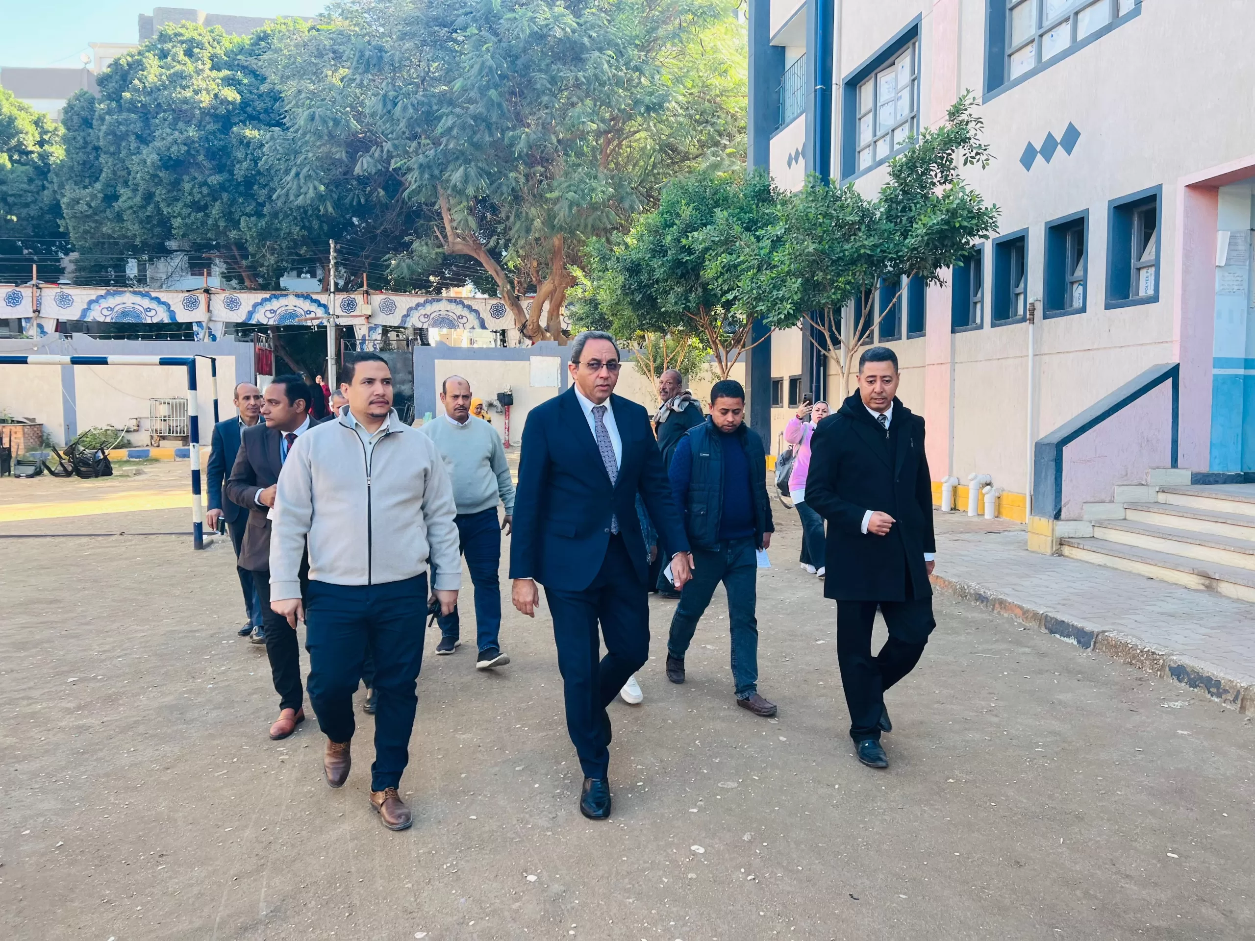 محافظ قنا يتفقد اللجان الانتخابية في اليوم الأول لجولة الإعادة لانتخابات مجلس النواب 2025 24 - جريدة المساء