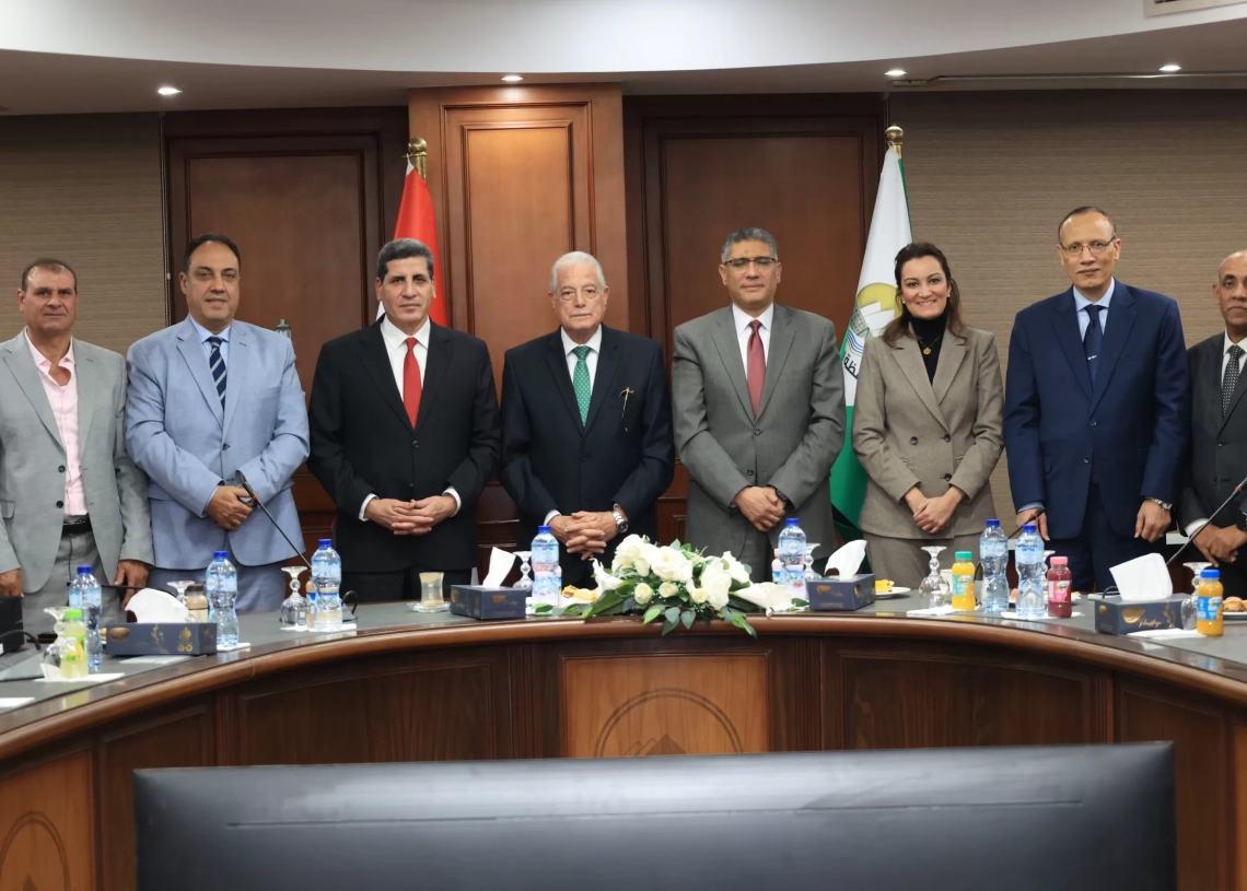 محافظ الجيزة يبحث مع مستشار رئيس الجمهورية للتنمية المحلية تطوير محيط المواقع الأثرية 18 - جريدة المساء