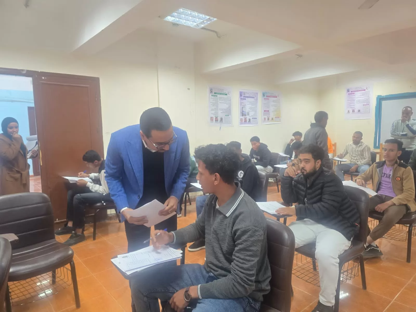 حجازي يتفقد امتحانات الفرقة الأولى بالمعهد الفني الصحي بقنا 37 - جريدة المساء