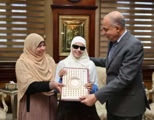 "محافظ المنيا" يكرم ابنة مدرسة النور للمكفوفين ويهديها مصحفًا تقديرًا لتفوقها 21 - جريدة المساء