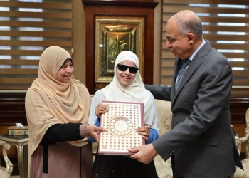 «محافظ المنيا يكرم ابنة مدرسة النور للمكفوفين ويهديها مصحفًا تقديرًا لتفوقها» 25 - جريدة المساء