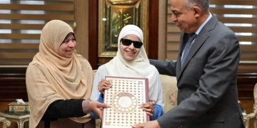 «محافظ المنيا يكرم ابنة مدرسة النور للمكفوفين ويهديها مصحفًا تقديرًا لتفوقها» 1 - جريدة المساء