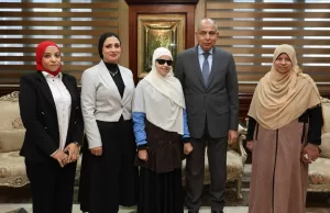"محافظ المنيا" يكرم ابنة مدرسة النور للمكفوفين ويهديها مصحفًا تقديرًا لتفوقها 23 - جريدة المساء
