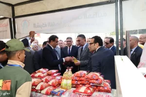 وزير التموين ومحافظ الجيزة يفتتحان سوق اليوم الواحد بشارع فيصل 21 - جريدة المساء