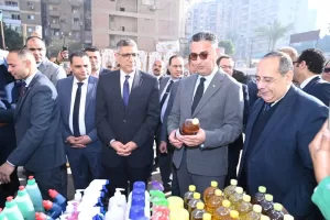 وزير التموين ومحافظ الجيزة يفتتحان سوق اليوم الواحد بشارع فيصل 25 - جريدة المساء