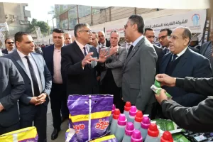 وزير التموين ومحافظ الجيزة يفتتحان سوق اليوم الواحد بشارع فيصل 31 - جريدة المساء