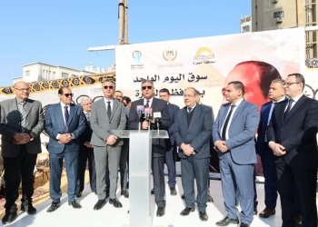 وزير التموين ومحافظ الجيزة يفتتحان سوق اليوم الواحد بشارع فيصل 25 - جريدة المساء