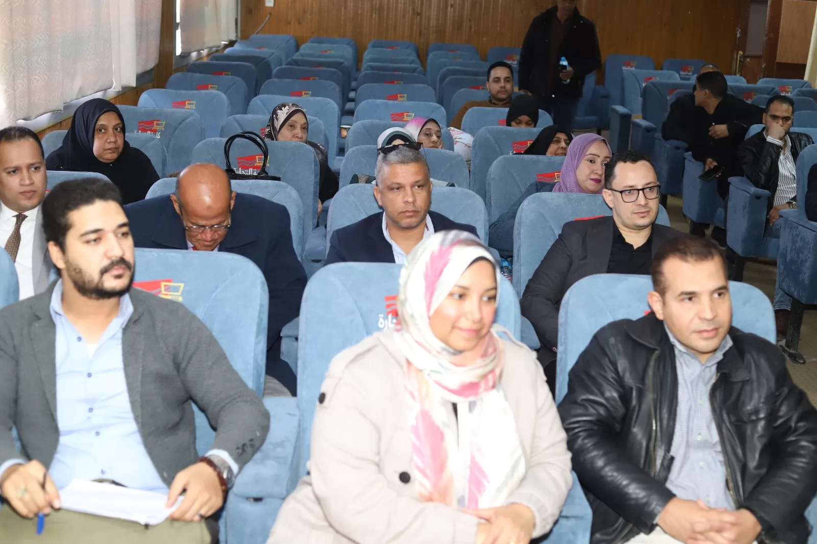 تجارة قنا تناقش رسالة ماجستير حول جودة الحياة الوظيفية 37 - جريدة المساء