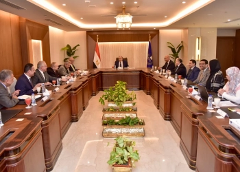 رئيس هيئة الدواء المصرية وممثلي غرفة صناعة الدواء بحثوا تعزيز الصناعات الدوائية 25 - جريدة المساء