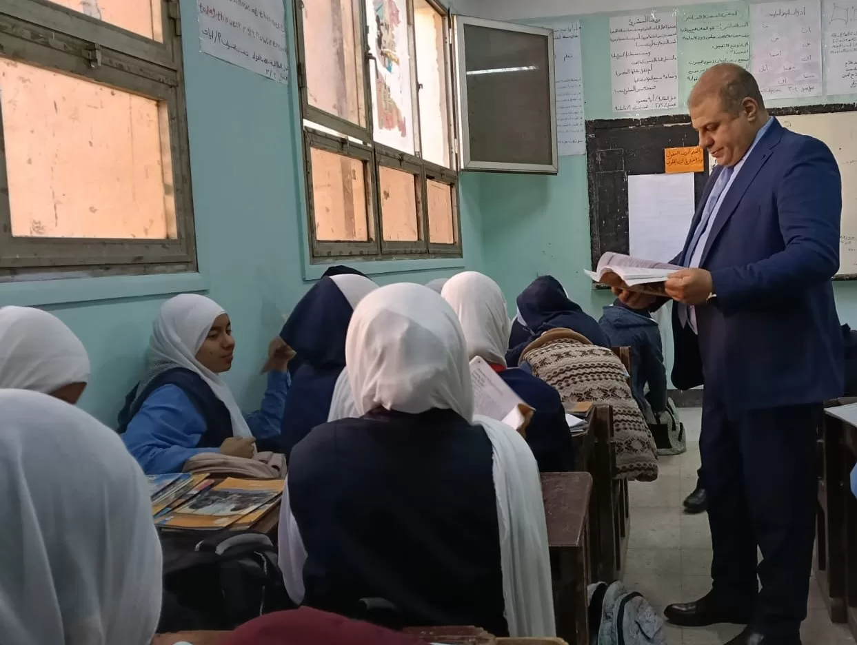 وكيل تعليم قنا يجري جولة مفاجئة لمتابعة انتظام الدراسة وامتحانات العملي بالثانوي العام 27 - جريدة المساء
