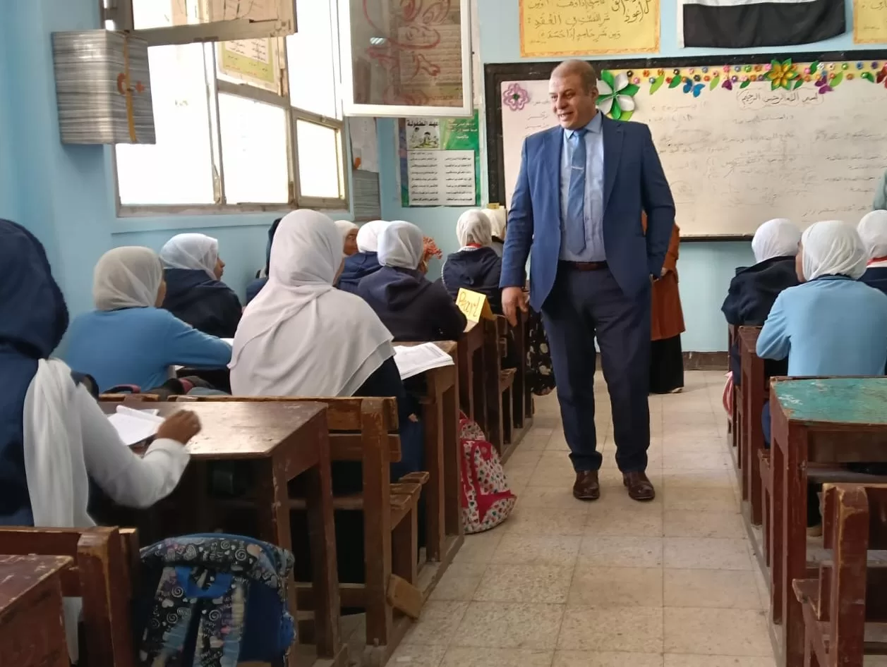 وكيل تعليم قنا يجري جولة مفاجئة لمتابعة انتظام الدراسة وامتحانات العملي بالثانوي العام 23 - جريدة المساء