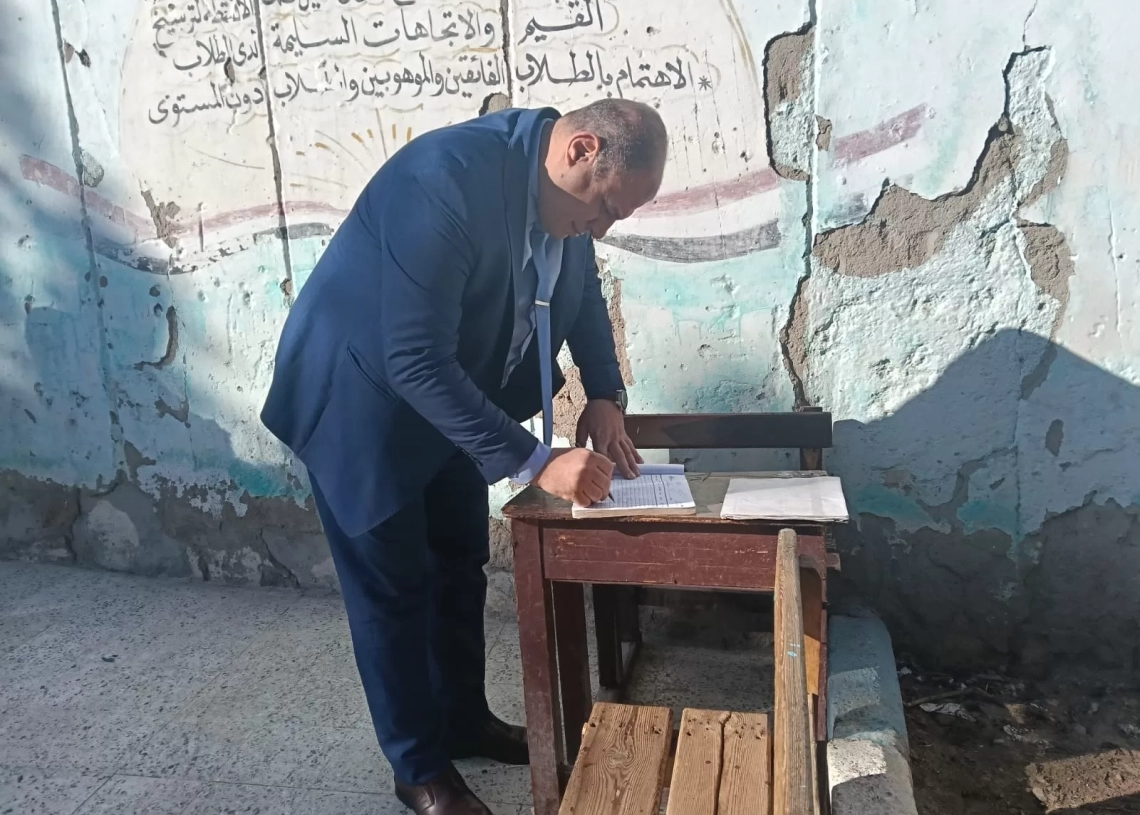 وكيل تعليم قنا يجري جولة مفاجئة لمتابعة انتظام الدراسة وامتحانات العملي بالثانوي العام 18 - جريدة المساء