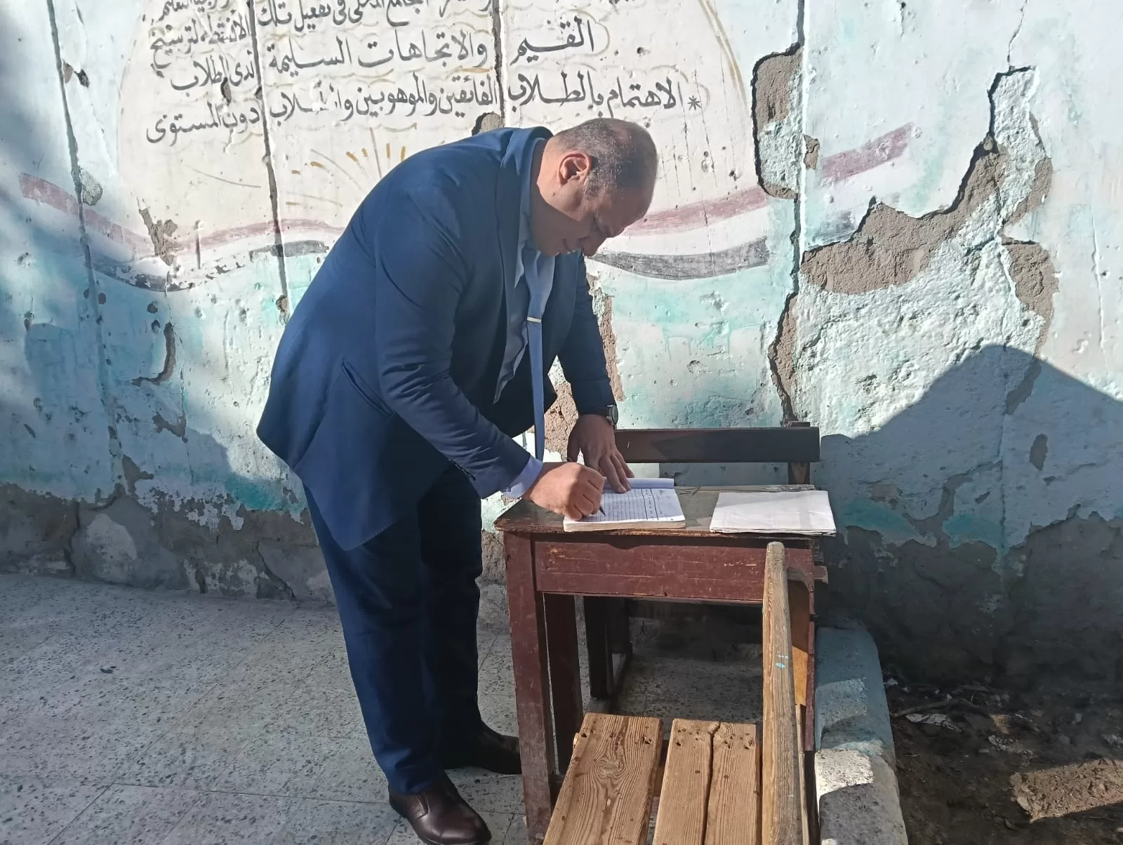 وكيل تعليم قنا يجري جولة مفاجئة لمتابعة انتظام الدراسة وامتحانات العملي بالثانوي العام 21 - جريدة المساء