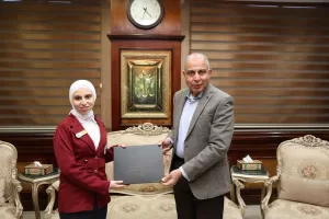 طلاب على مقعد الصحفي.. ومحافظ المنيا يجيب بثقة الأب والمسؤول 25 - جريدة المساء