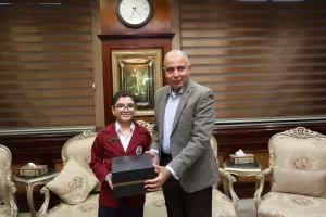 طلاب على مقعد الصحفي.. ومحافظ المنيا يجيب بثقة الأب والمسؤول 21 - جريدة المساء