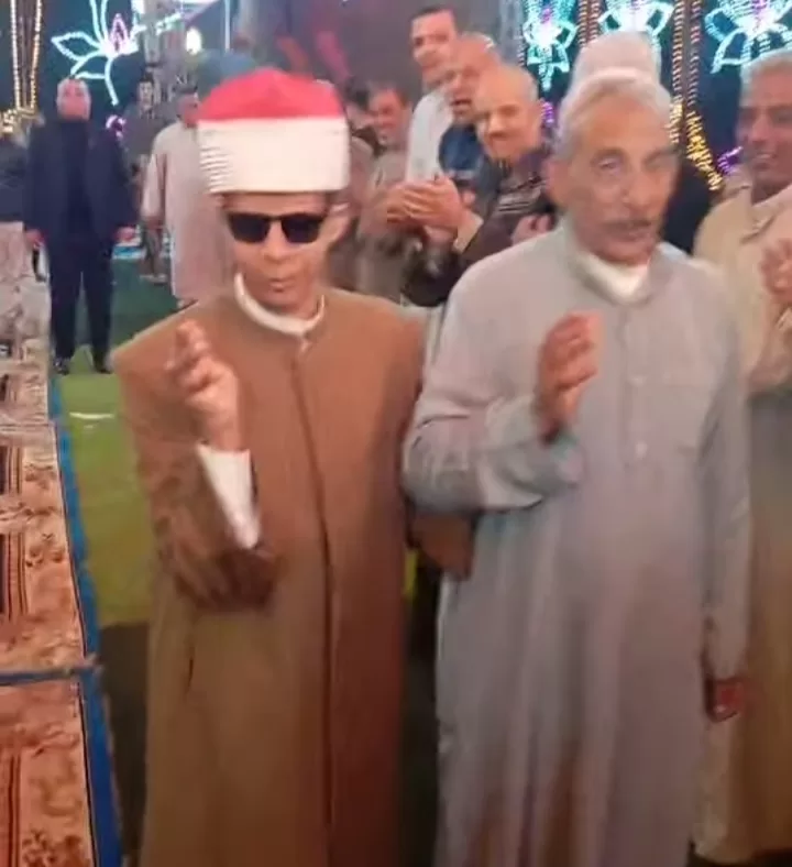 سيارة و 10 آلاف جنيه وفى ممر شرفى..أهالى "طبلوها"يكرمون عبد الرحمن "الأول"بمسابقة القرآن العالمية 33 - جريدة المساء
