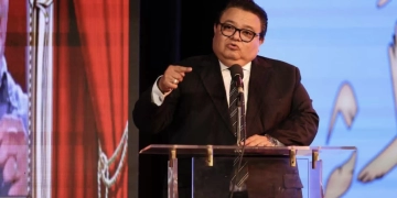 وزير الثقافة يُكرّم المخرج القدير خالد جلال في احتفالية كبرى بالمسرح القومي تقديرًا لإسهاماته في إثراء الحركة المسرحية المصرية 1 - جريدة المساء