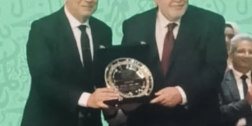 الجامعة الأمريكية تُتوج عمرو الليثي أفضل إعلامي لعام 2025 1 - جريدة المساء