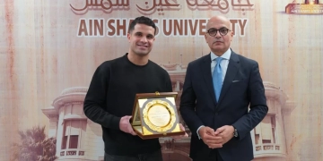 رئيس جامعة عين شمس يكرّم بطلي العالم في الكاراتية 1 - جريدة المساء