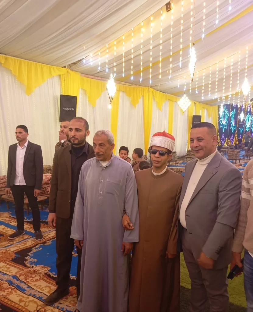 سيارة و 10 آلاف جنيه وفى ممر شرفى..أهالى "طبلوها"يكرمون عبد الرحمن "الأول"بمسابقة القرآن العالمية 38 - جريدة المساء